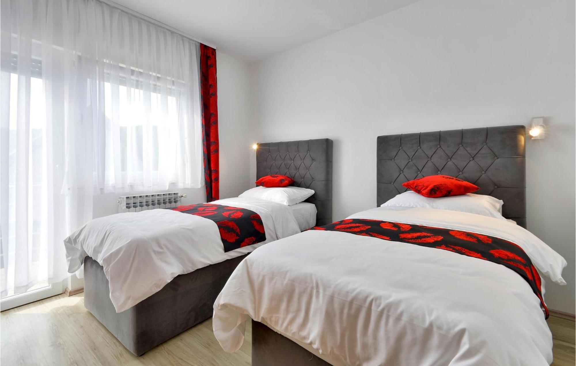 4 Bedroom Pet Friendly Home In Kostanjevac Exteriör bild