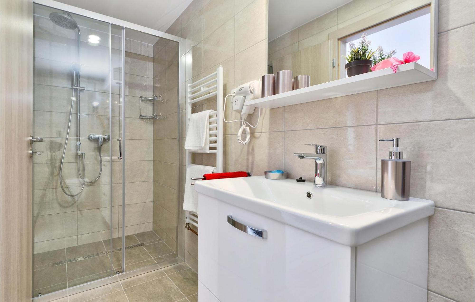 4 Bedroom Pet Friendly Home In Kostanjevac Exteriör bild