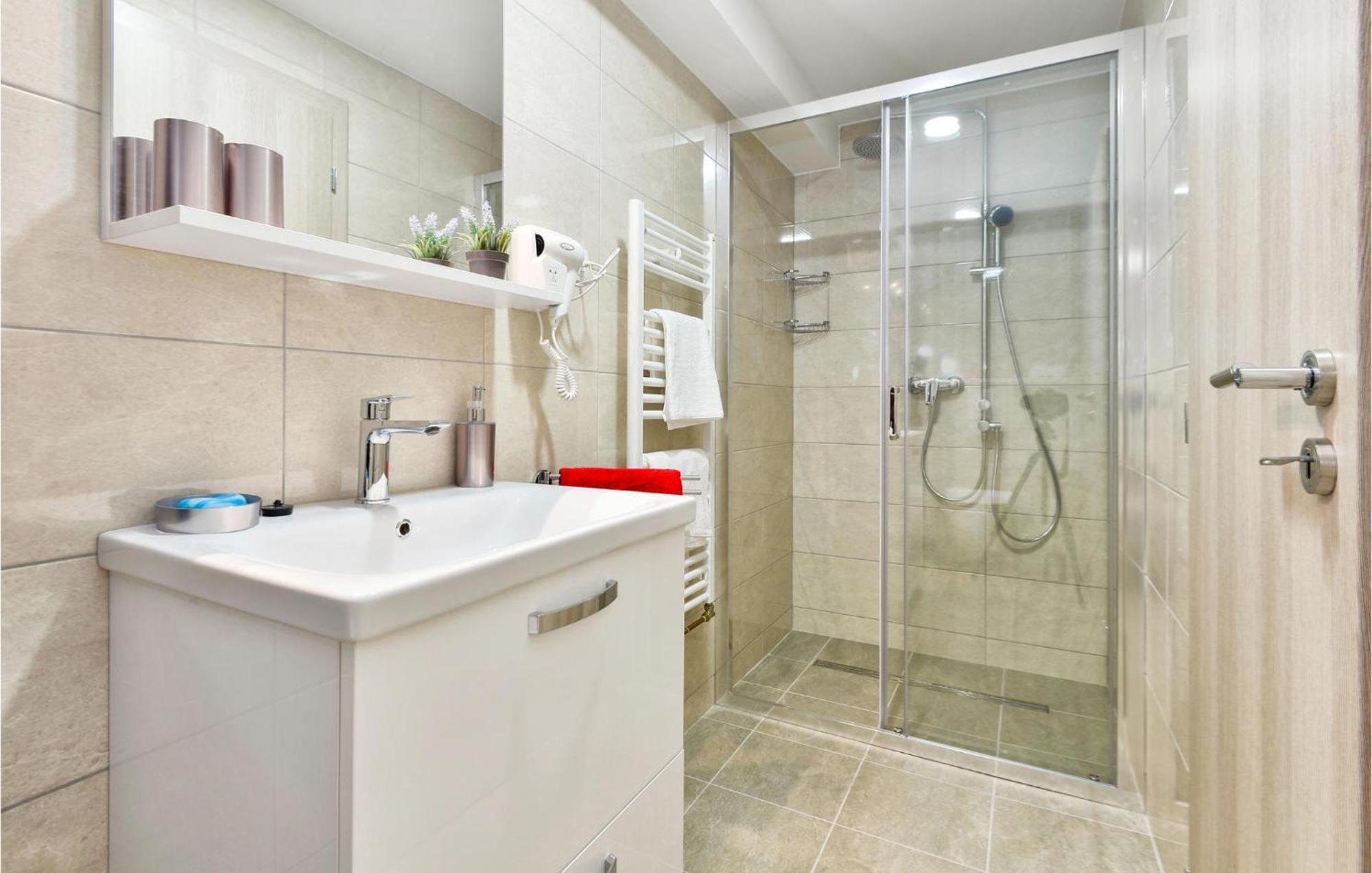 4 Bedroom Pet Friendly Home In Kostanjevac Exteriör bild