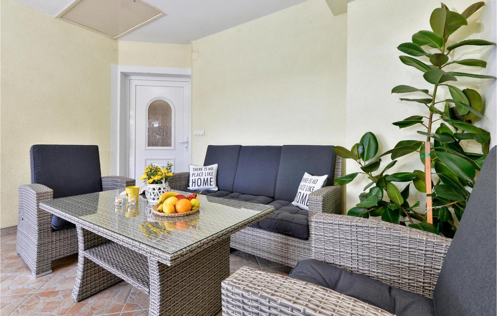 4 Bedroom Pet Friendly Home In Kostanjevac Exteriör bild