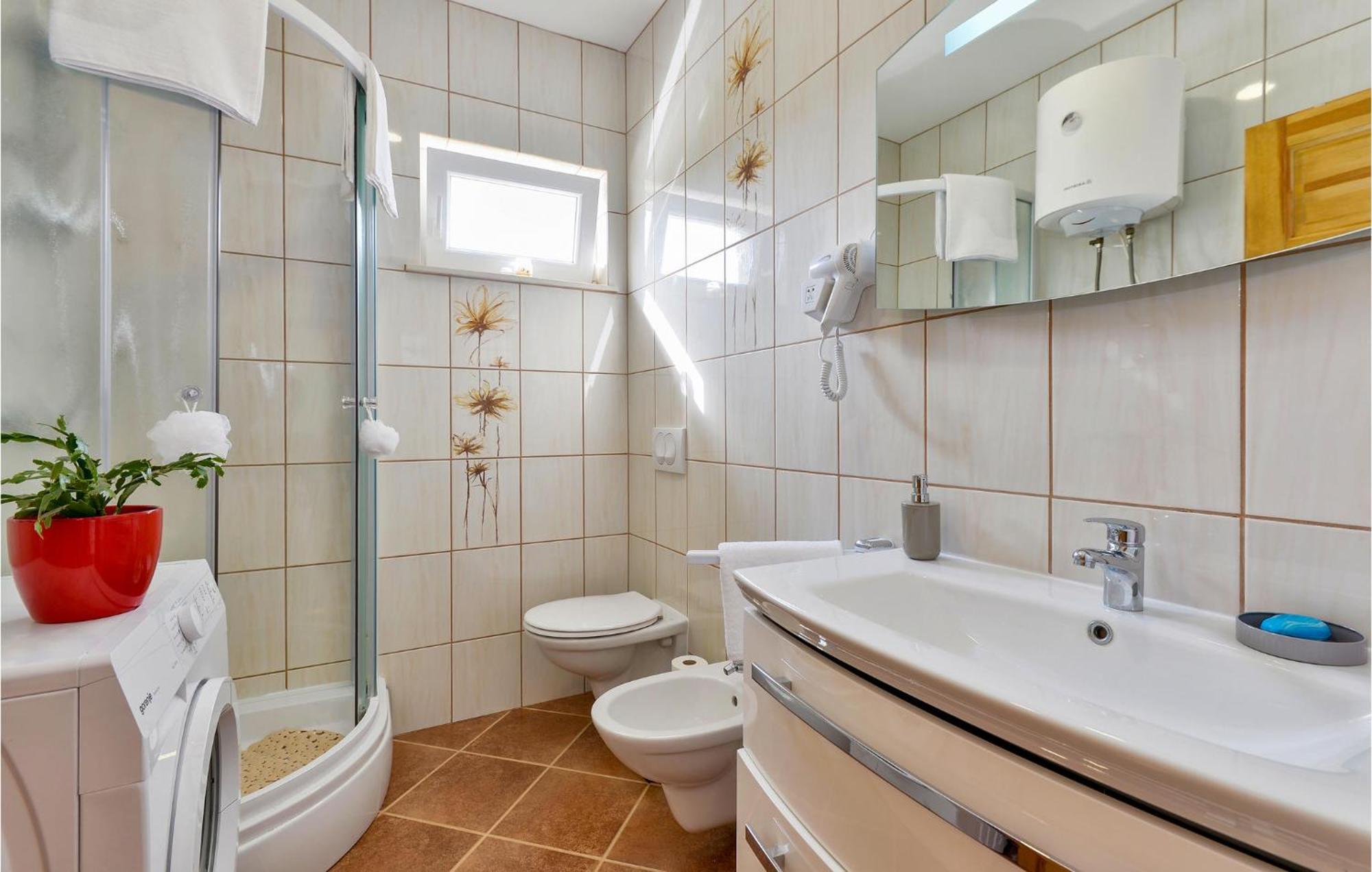 4 Bedroom Pet Friendly Home In Kostanjevac Exteriör bild